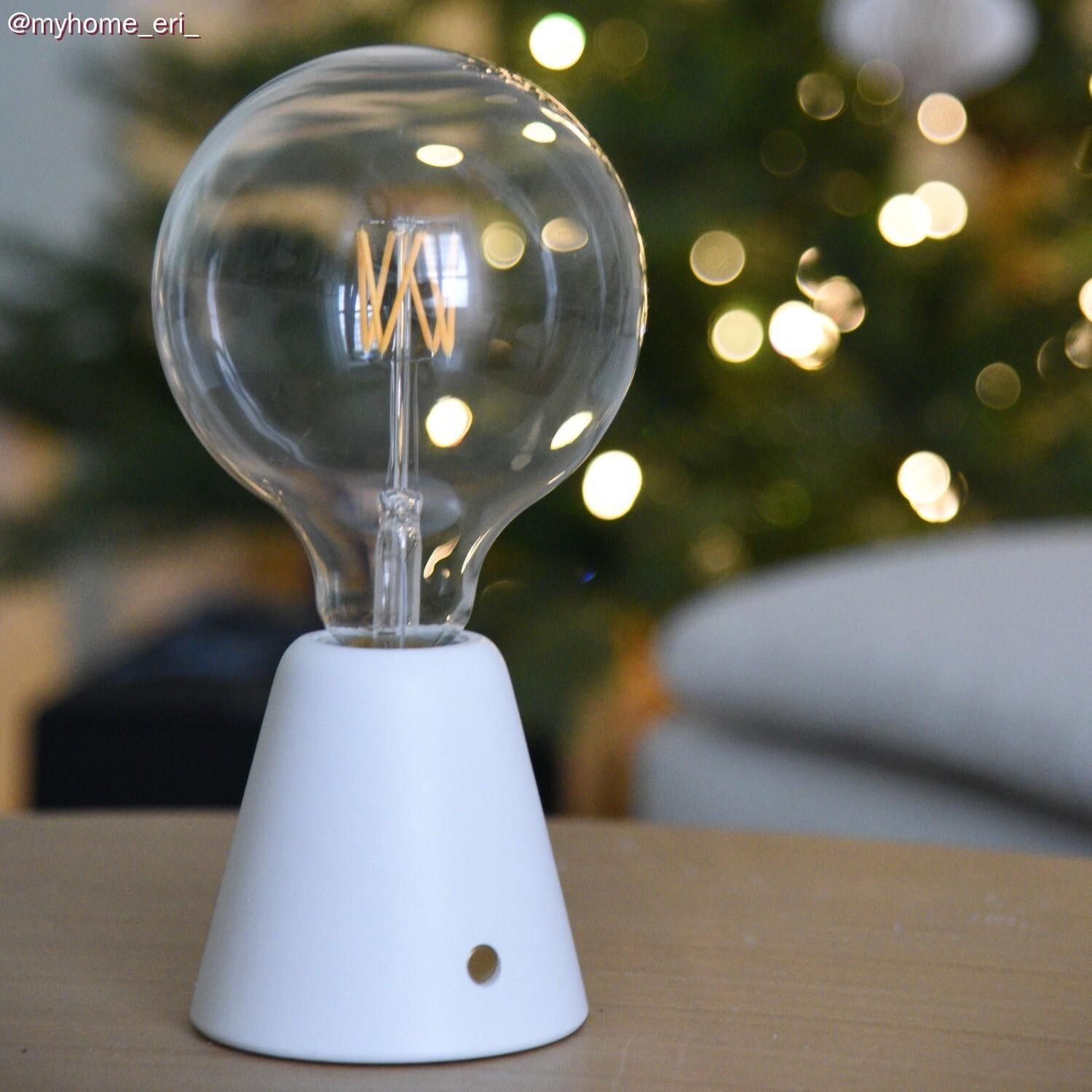 Lámpara portátil LED recargable con bombilla esférica